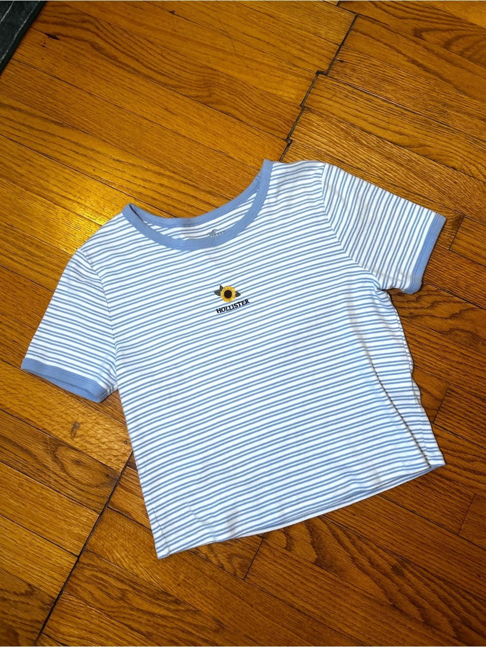 Hollister Striped Sunflower Embroidered Ringer Crop Top White & Blue size Medium